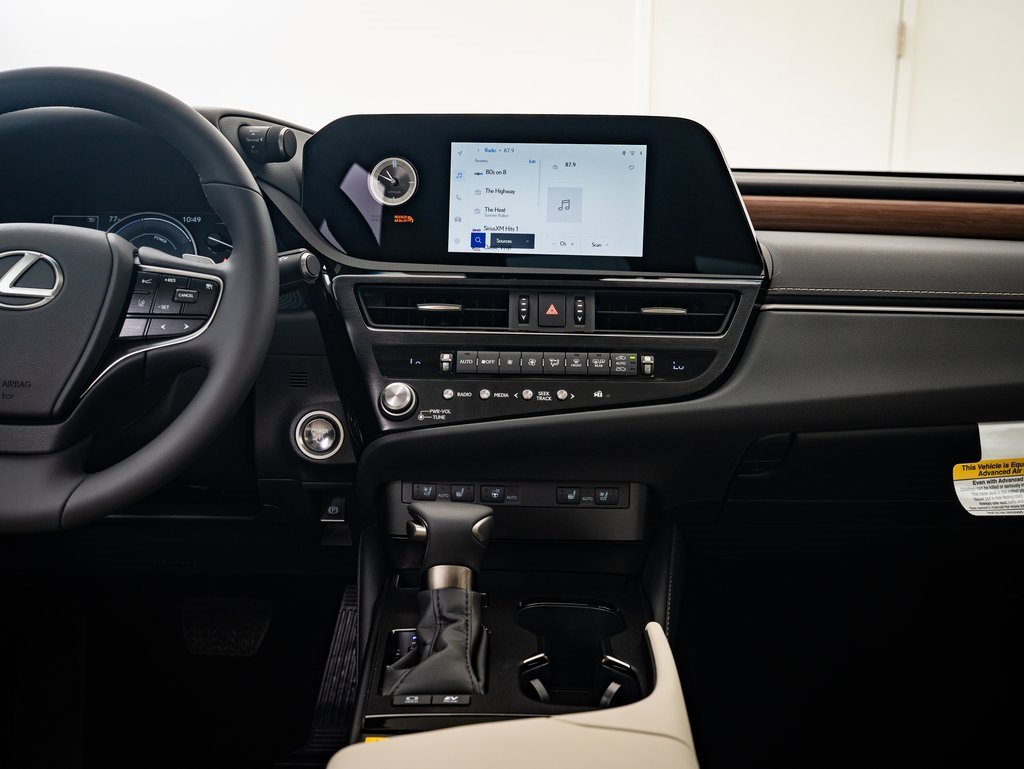 2025 Lexus ES 300h photo 26