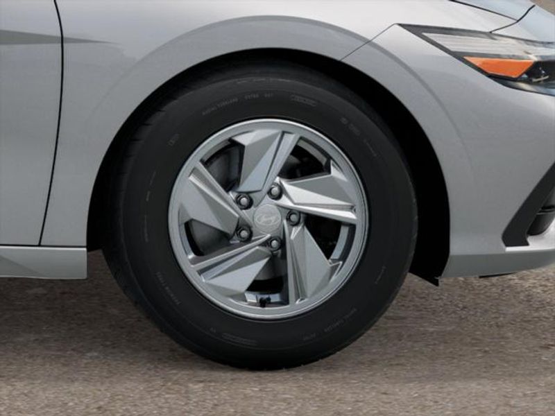 2025 Hyundai Elantra SE photo 8