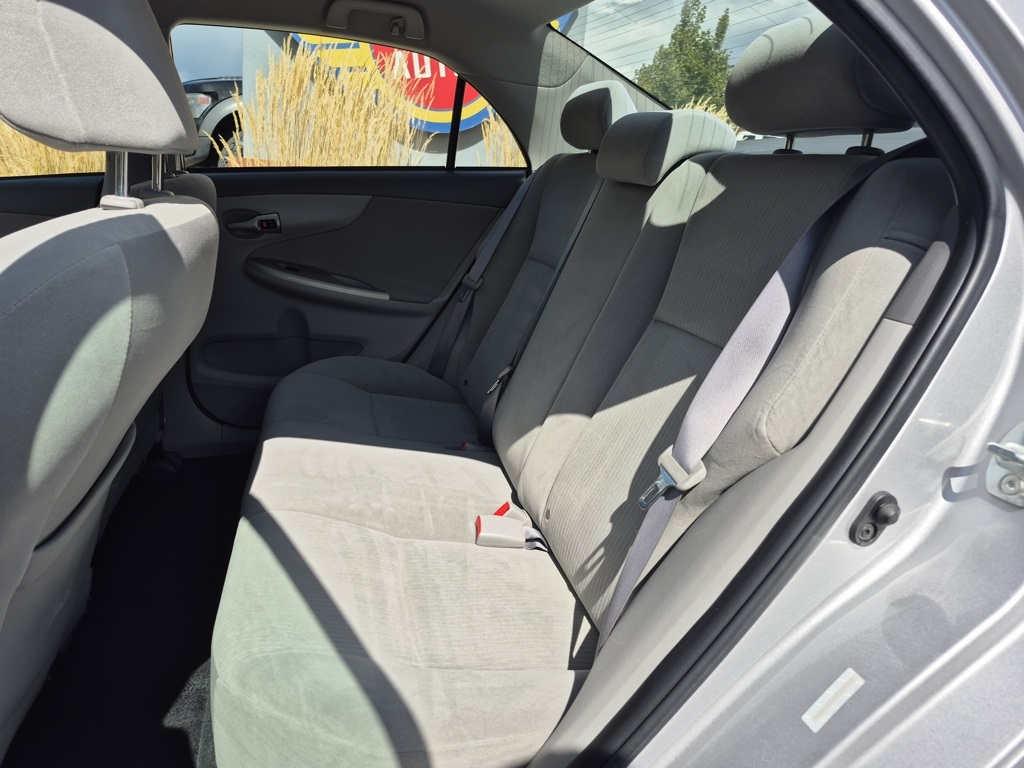 2010 Toyota Corolla LE photo 12