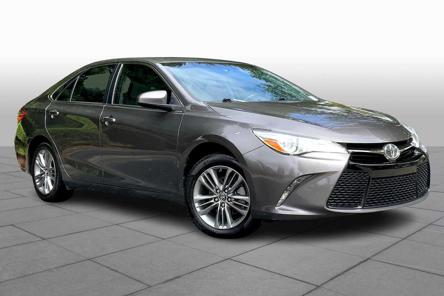 2016 Toyota Camry SE photo 2