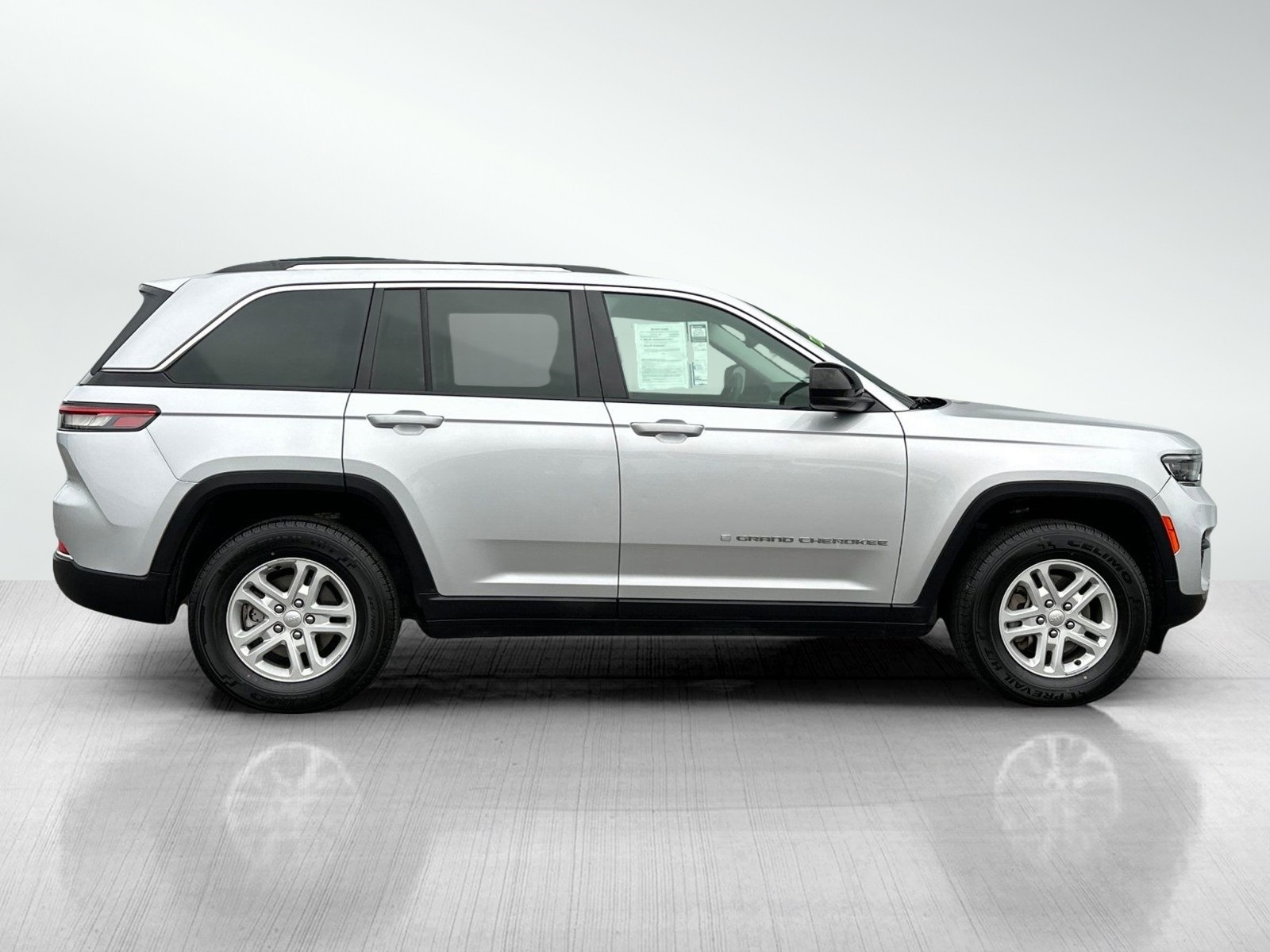 2024 Jeep Grand Cherokee Laredo photo 3