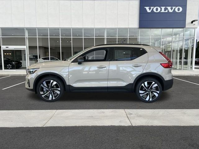 2025 Volvo XC40 photo 4