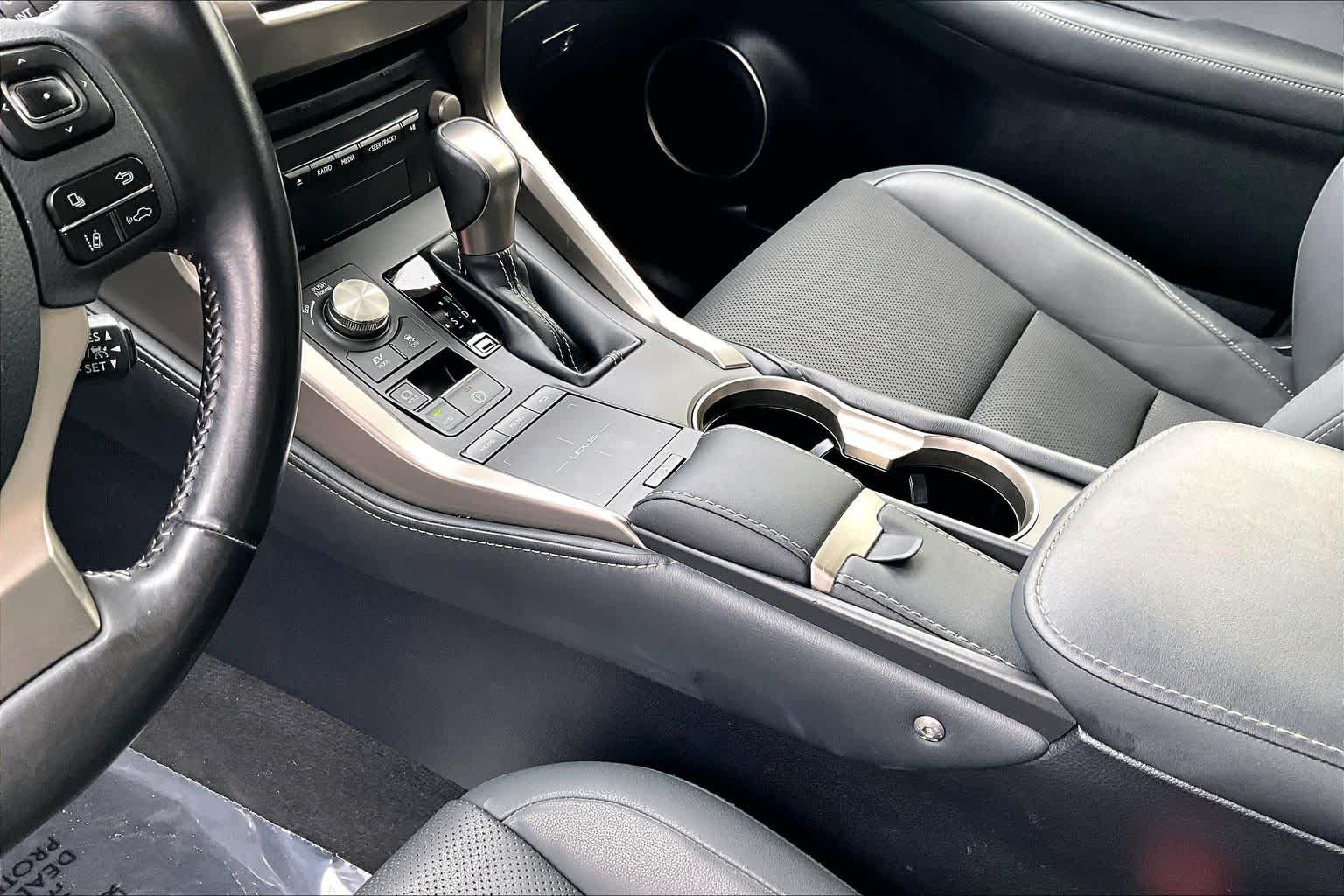 2020 Lexus NX Hybrid 300h - Photo 17