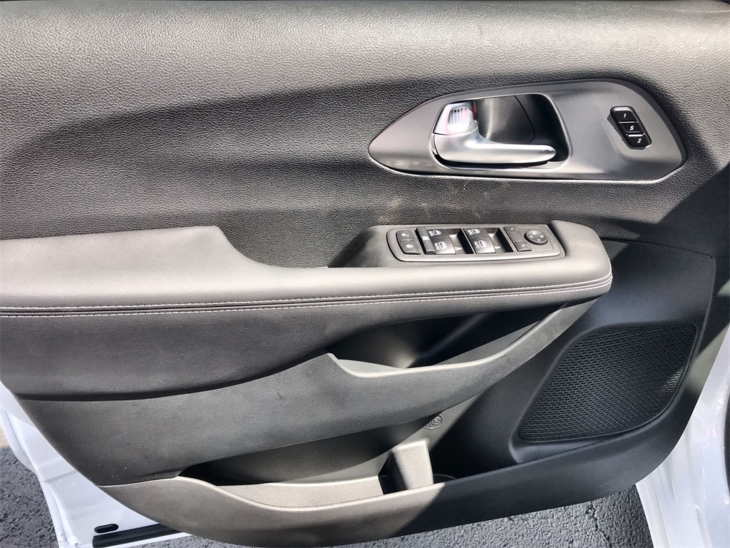 2026 Chrysler Pacifica photo 13