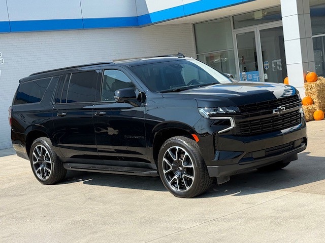 2023 Chevrolet Suburban RST photo 2