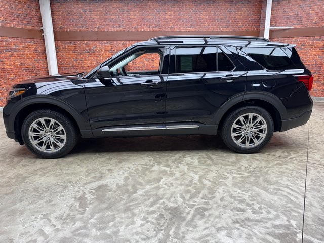 2025 Ford Explorer photo 2