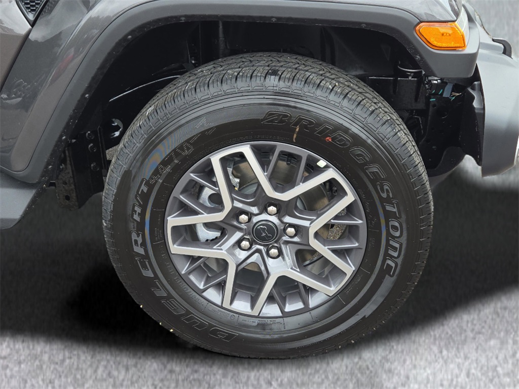 2025 Jeep Wrangler Sahara photo 3
