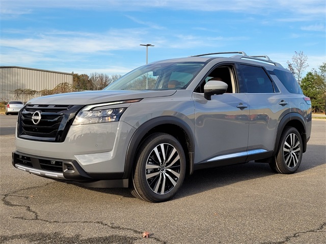 2025 Nissan Pathfinder Platinum photo 3