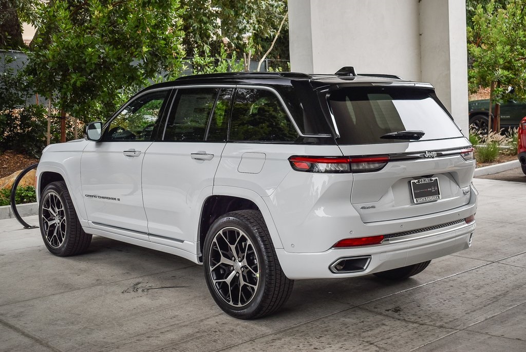 2025 Jeep Grand Cherokee Summit photo 4
