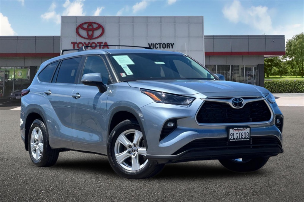 2024 Toyota Highlander LE photo 2