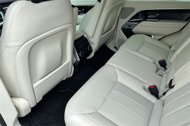 2025 Land Rover Range Rover SE photo 11