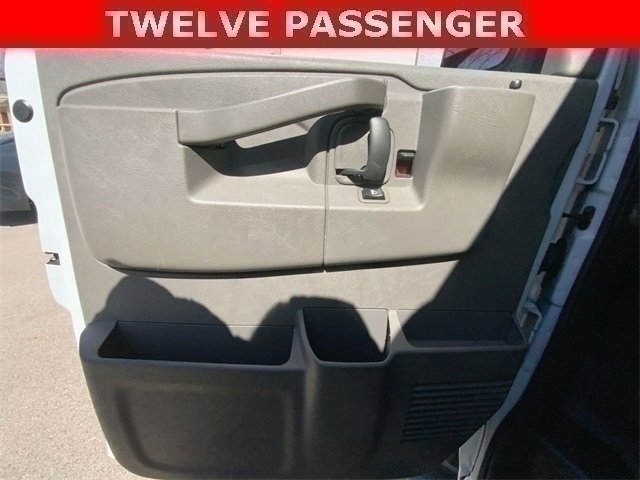 2022 Chevrolet Express Passenger 3500 photo 21
