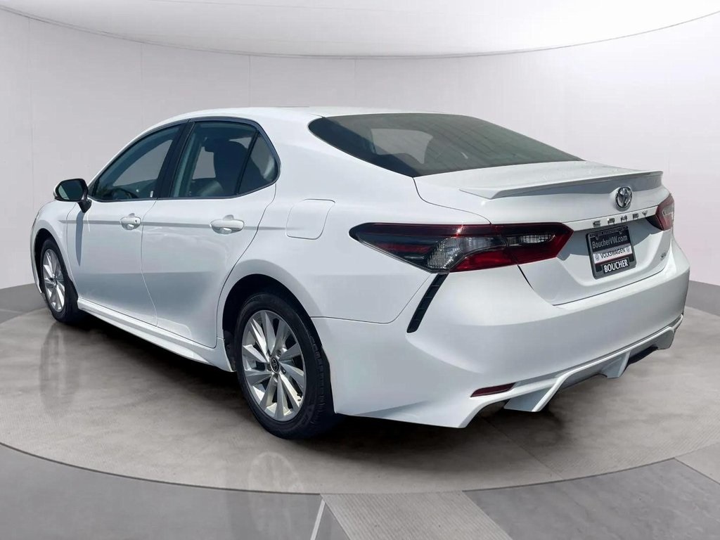 2022 Toyota Camry SE photo 3