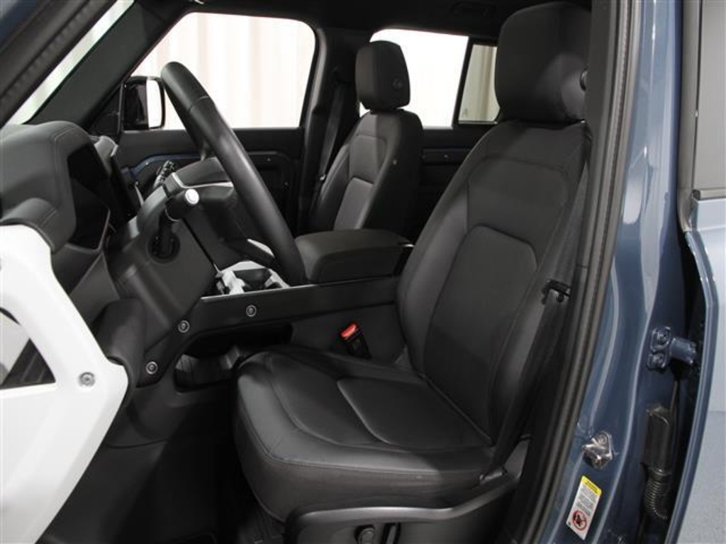 2025 Land Rover Defender 110 S photo 3
