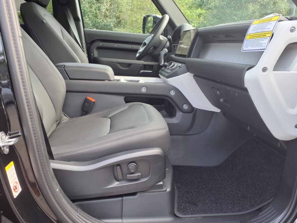 2025 Land Rover Defender 110 S photo 3