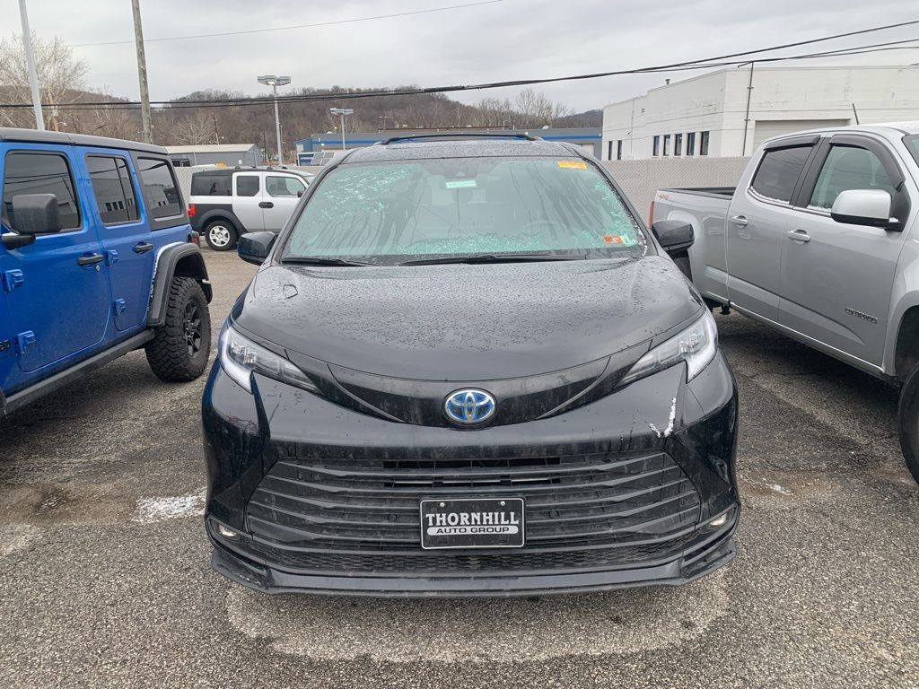 2025 Toyota Sienna Woodland Edition's photo