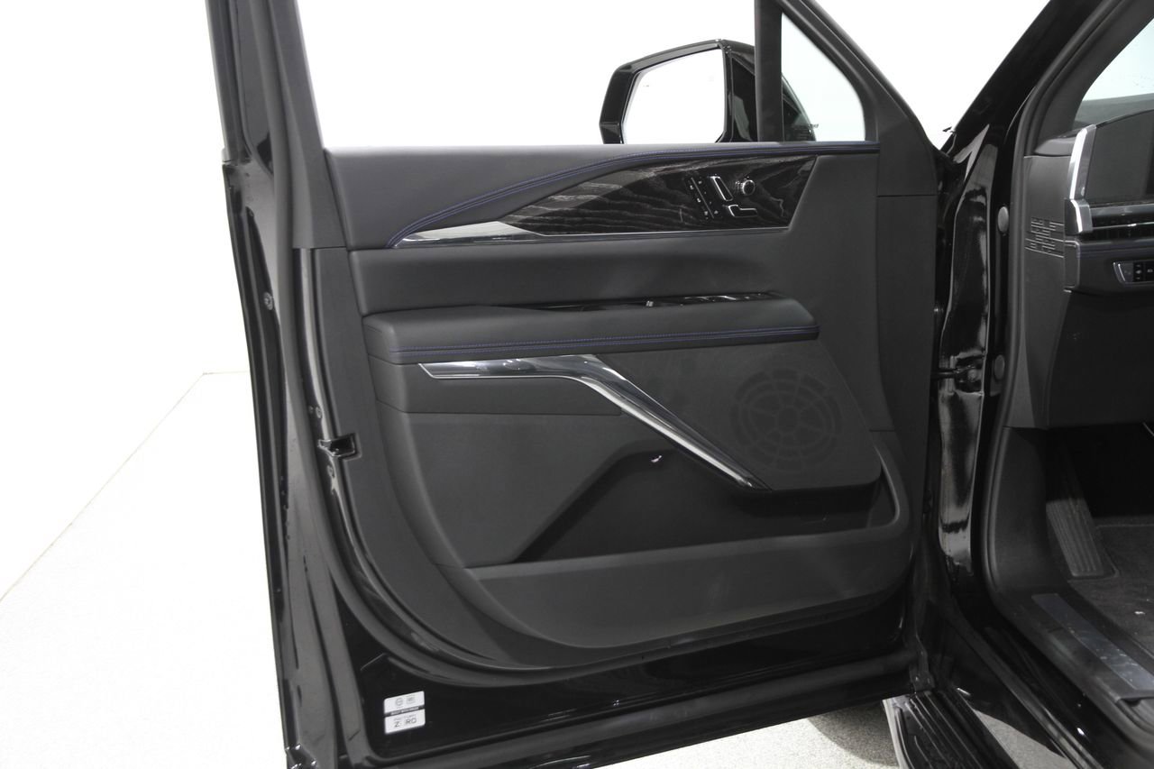 2025 Cadillac Escalade Luxury photo 3