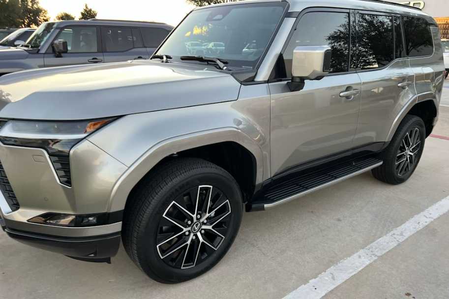 2025 Lexus GX Premium's photo