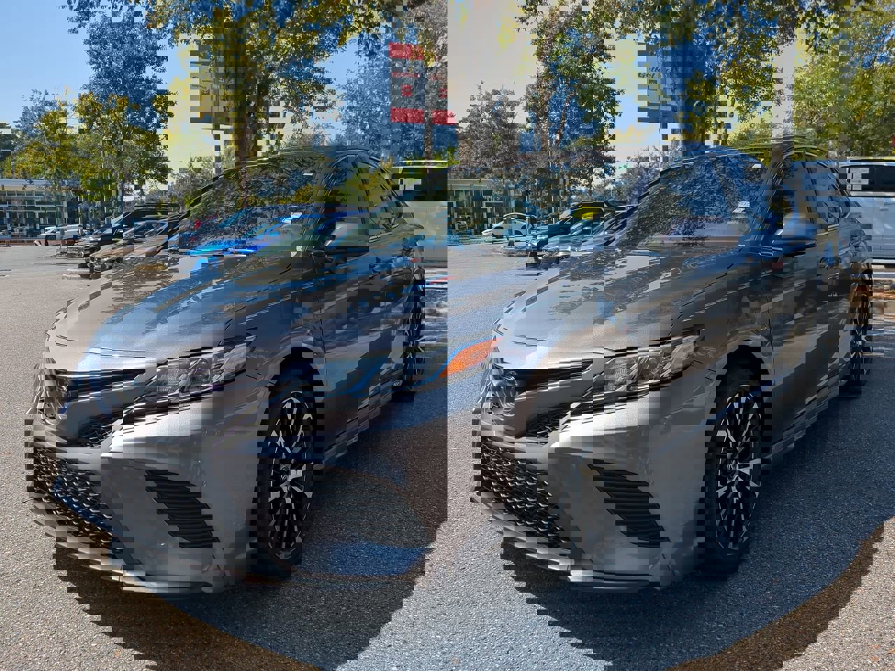 2020 Toyota Camry SE photo 2