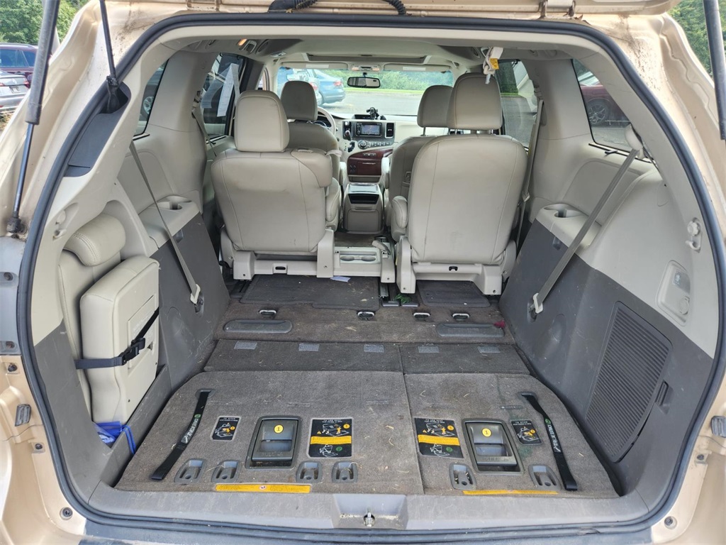 2014 Toyota Sienna XLE photo 18