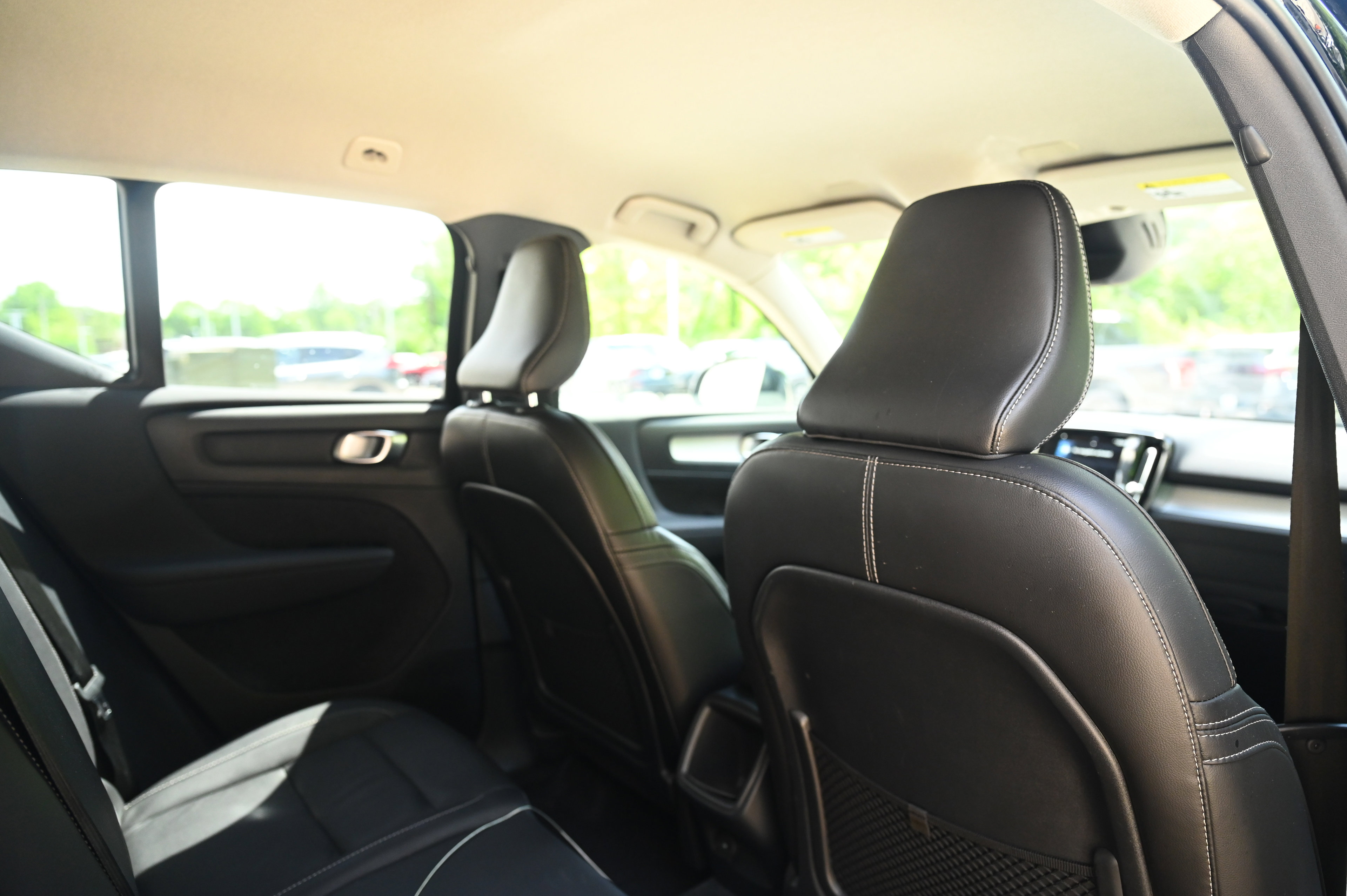 2022 Volvo XC40 Momentum photo 22