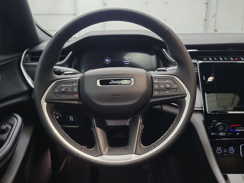 2025 Jeep Grand Cherokee Laredo photo 10