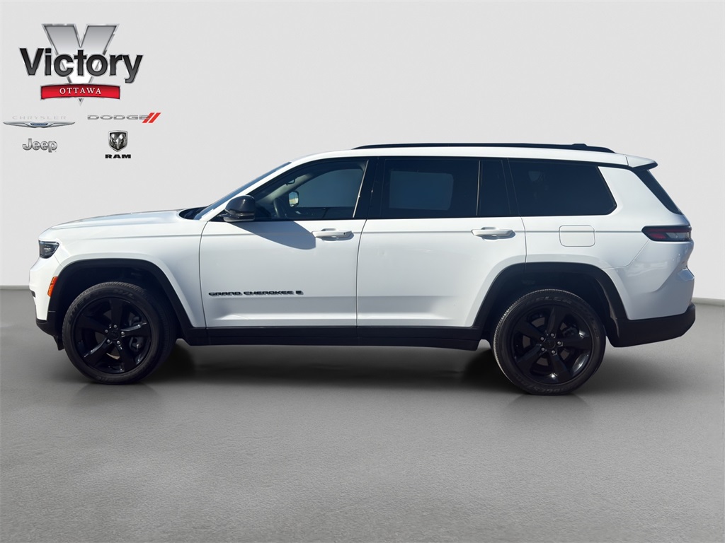 2023 Jeep Grand Cherokee Laredo Altitude photo 3