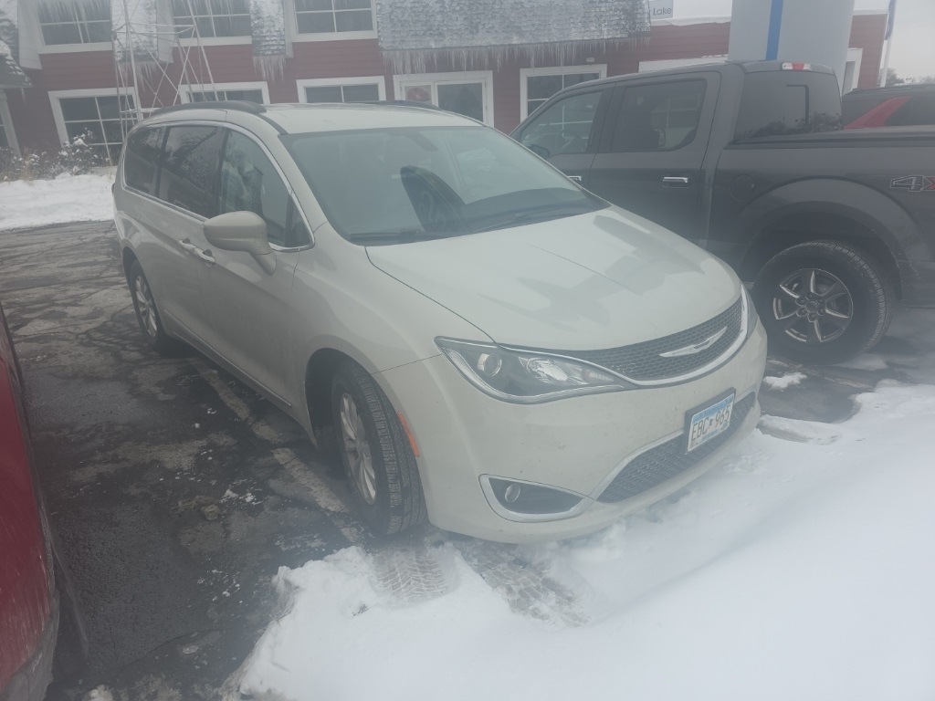2017 Chrysler Pacifica Touring-L's photo