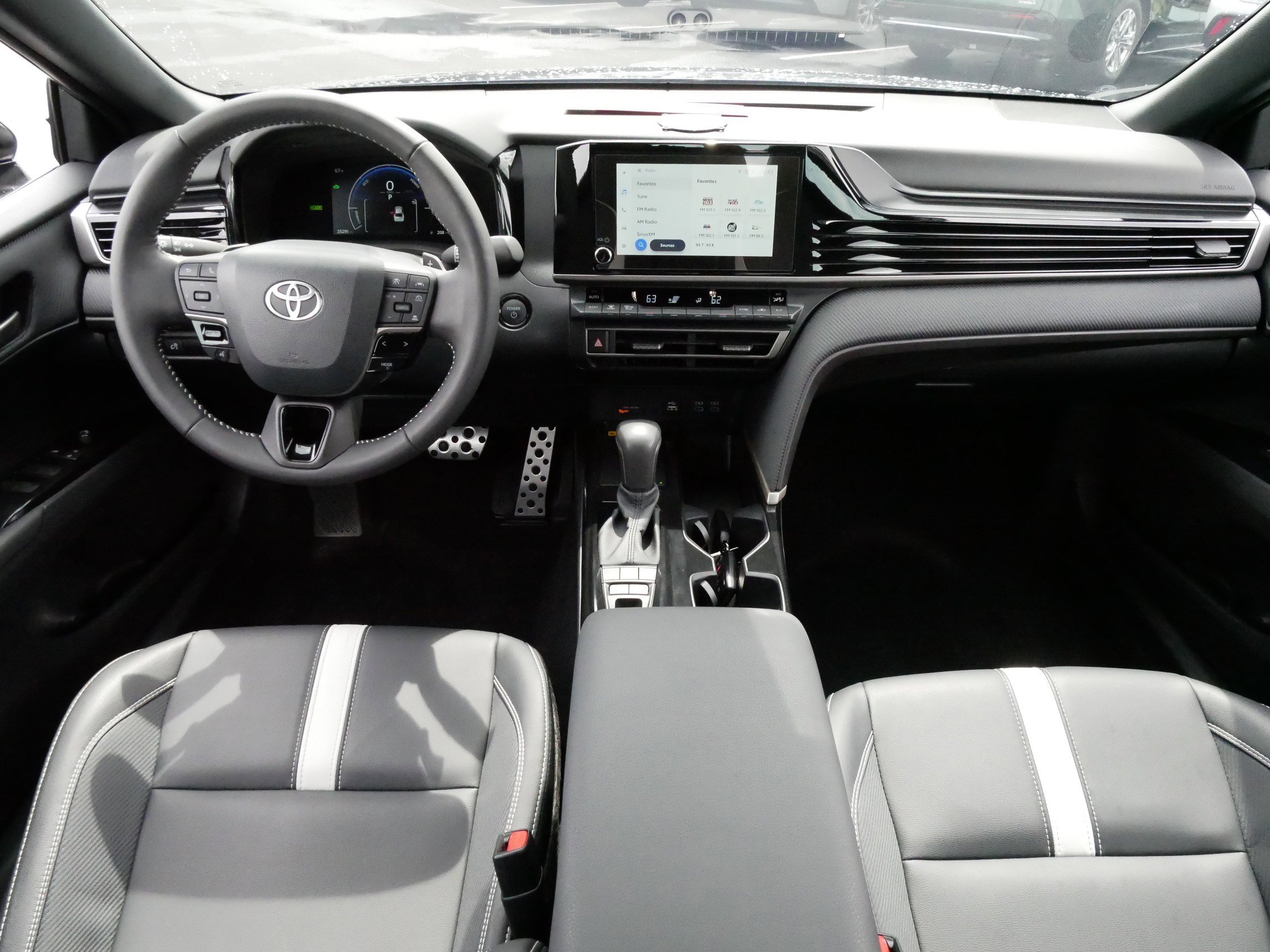 2025 Toyota Camry SE photo 10