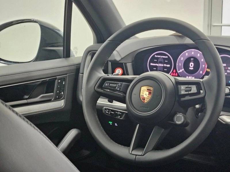 2025 Porsche Cayenne Base photo 16