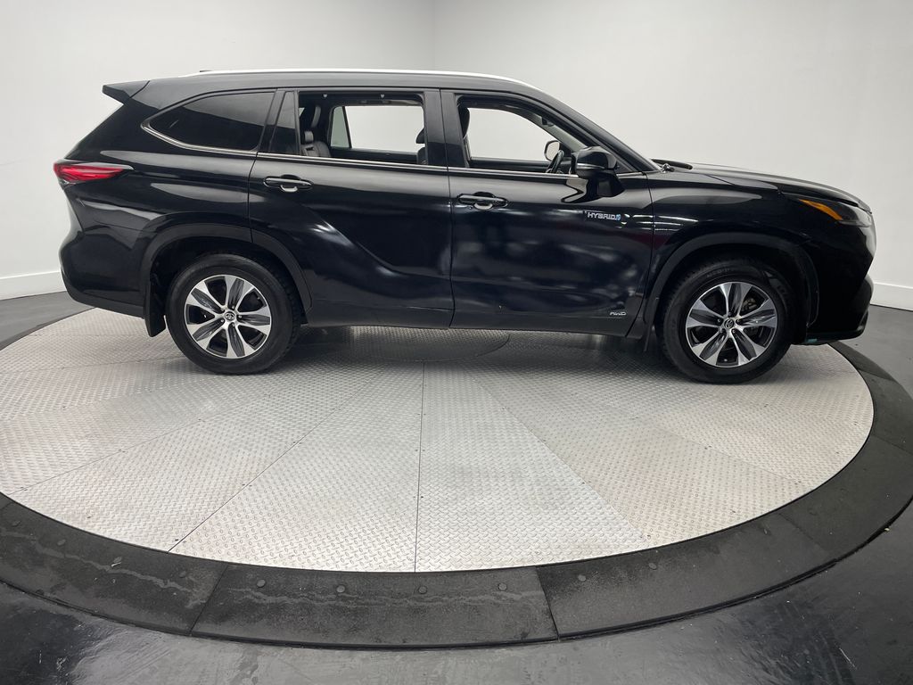 2021 Toyota Highlander Hybrid XLE photo 2