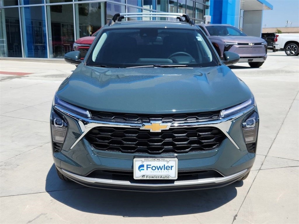 2025 Chevrolet Trax LT photo 2
