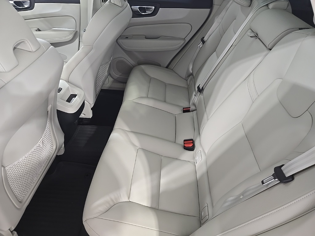 2025 Volvo XC60 B5 Plus photo 21