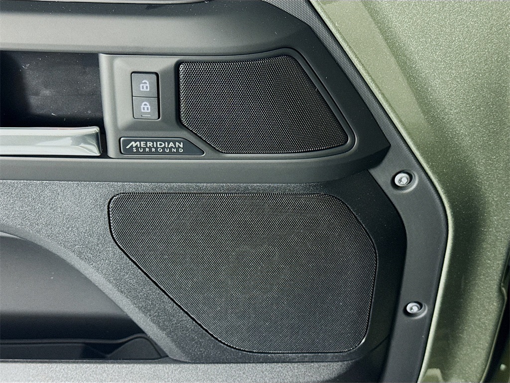 2025 Land Rover Defender 130 X-Dynamic SE photo 11