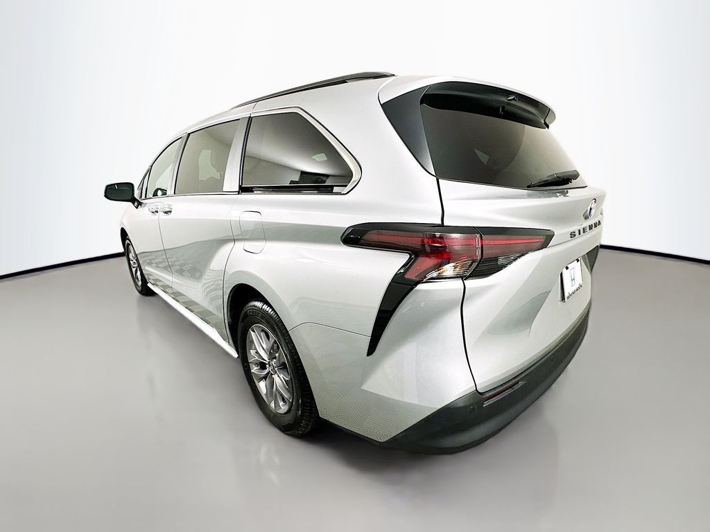 2024 Toyota Sienna XLE photo 7