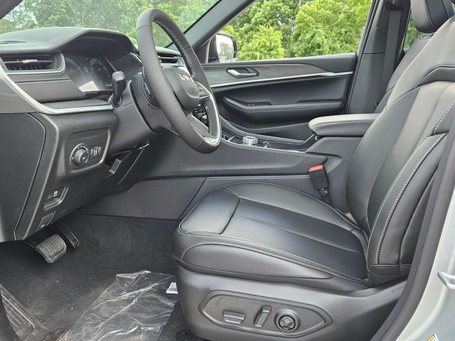 2025 Jeep Grand Cherokee Limited photo 3