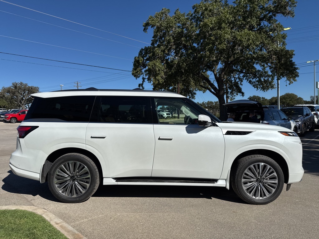 2026 Infiniti QX80 Luxe photo 4