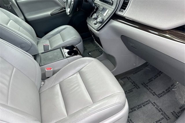 2018 Toyota Sienna XLE photo 17