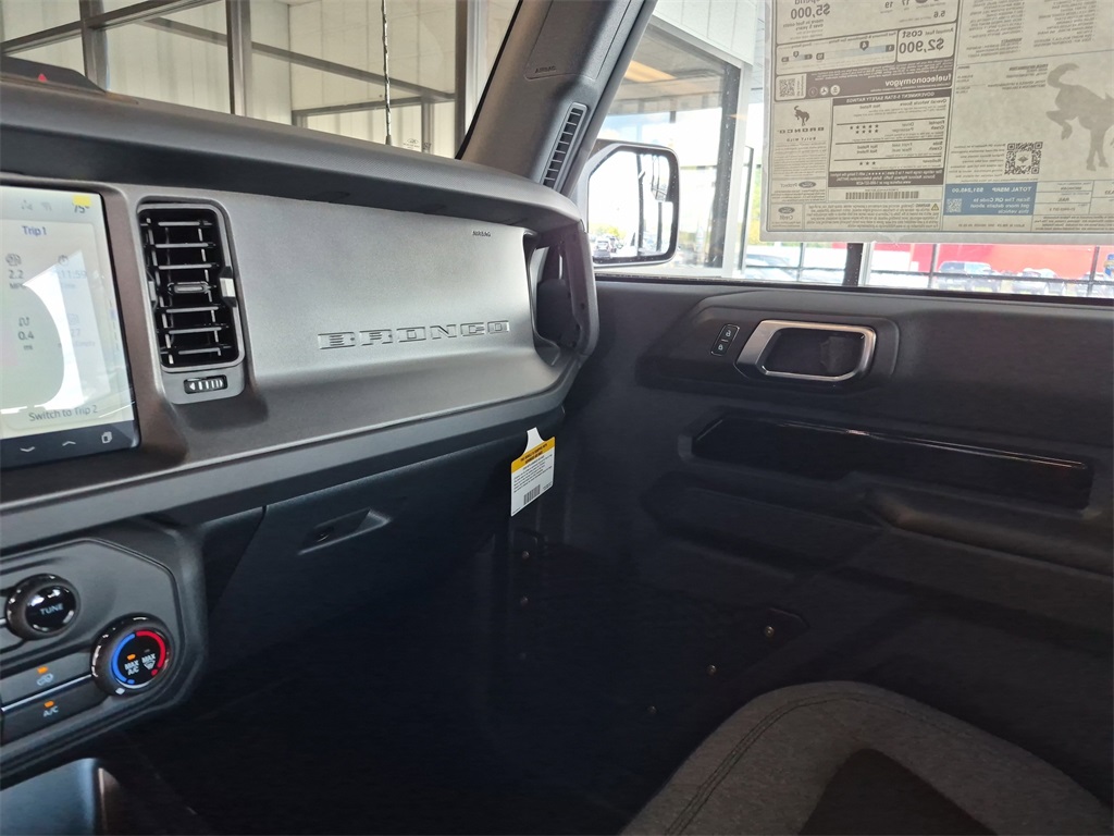2025 Ford Bronco Base photo 16