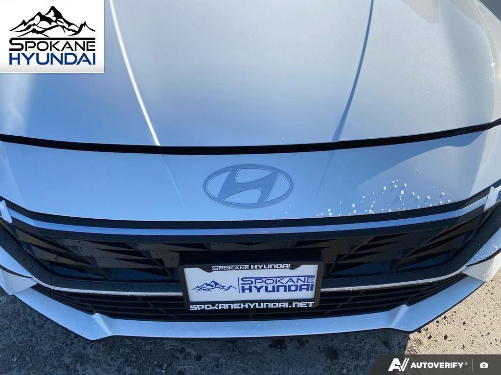 2025 Hyundai Elantra SE photo 2