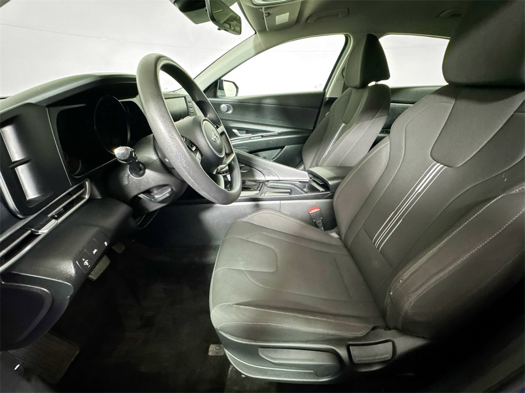 2022 Hyundai Elantra SEL photo 6