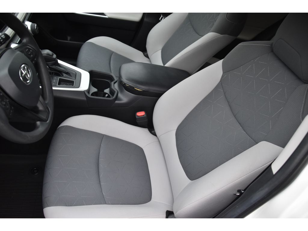 2020 Toyota RAV4 XLE photo 13