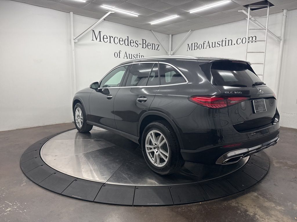 2025 Mercedes Benz GLC 300 photo 4