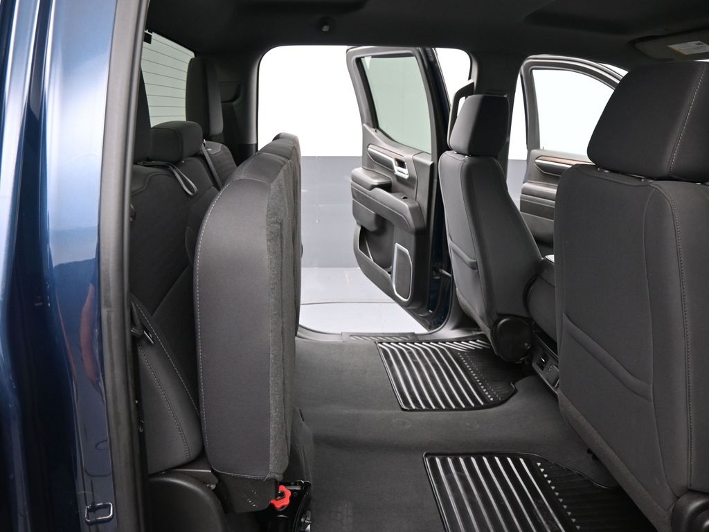 2022 Chevrolet Silverado 1500 LT photo 2