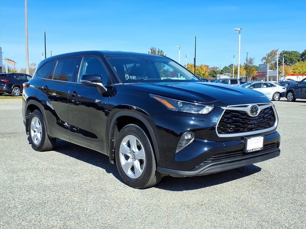 2022 Toyota Highlander LE's photo