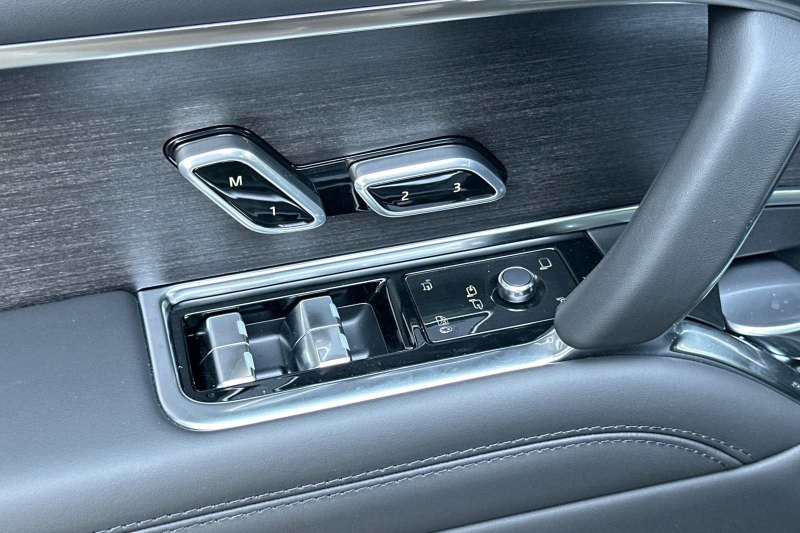 2025 Land Rover Range Rover SE photo 12