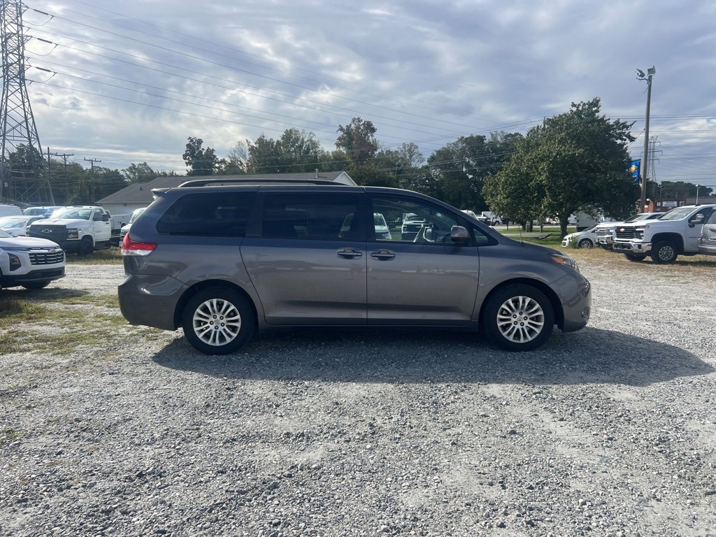 2013 Toyota Sienna XLE photo 2