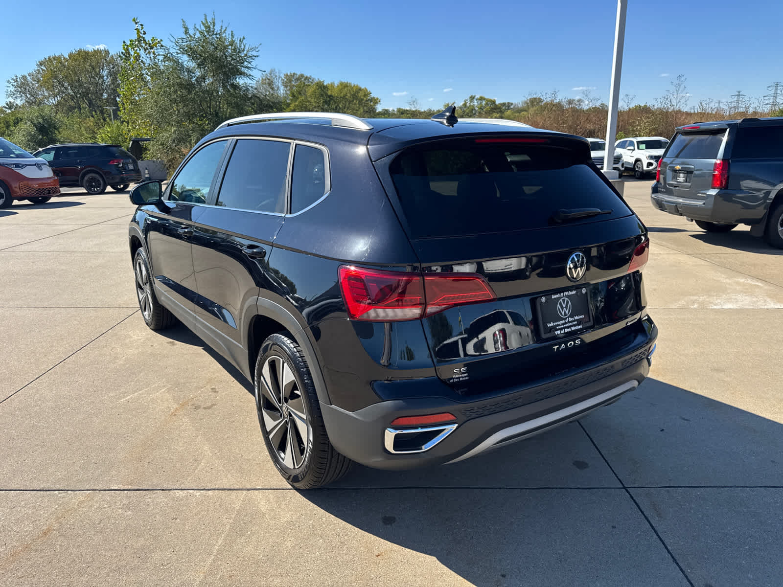 2024 Volkswagen Taos SE photo 3
