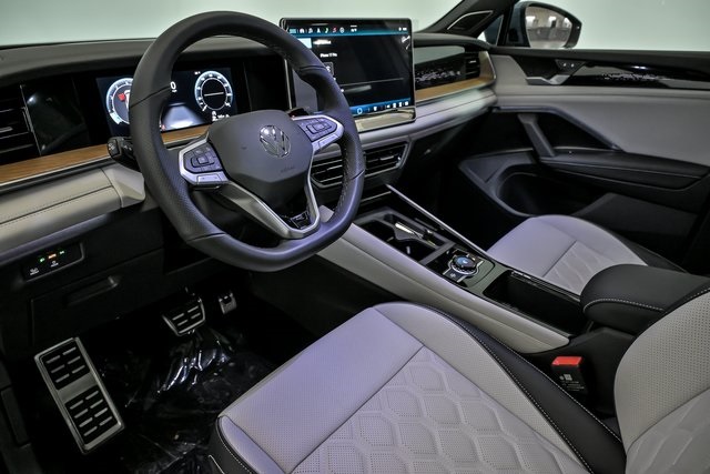 2026 Volkswagen Tiguan SEL R-Line photo 4