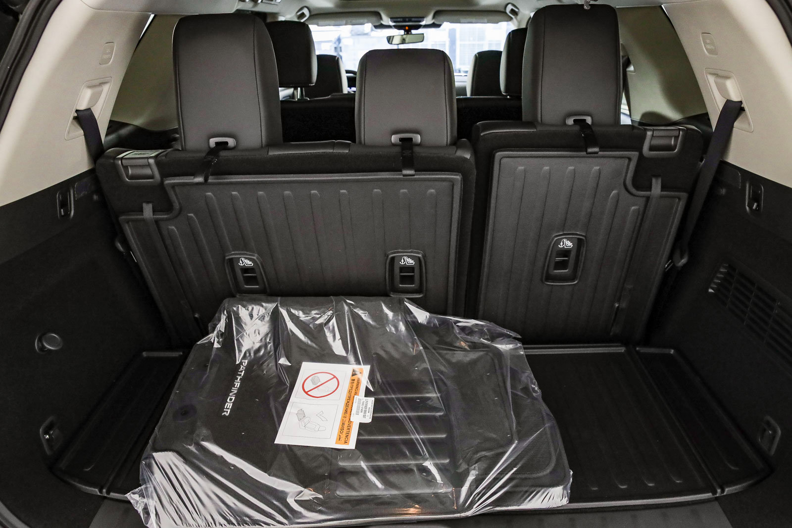 2025 Nissan Pathfinder Platinum photo 28